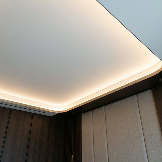 Сучасна натяжна стеля в спальні